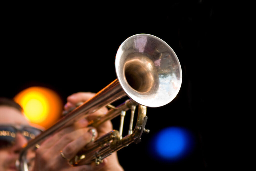 Trompeter und Lichter mit schwarzem Hintergrund