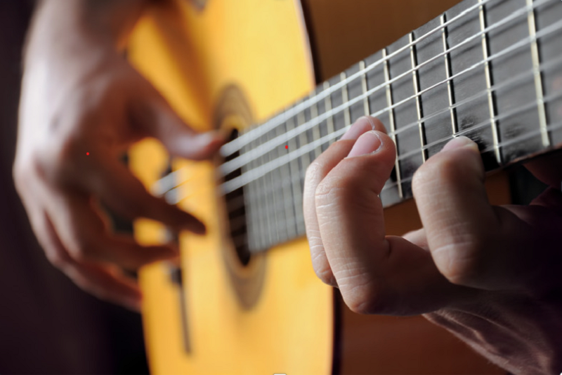 Gitarrenspiel mit kurzen Fingern